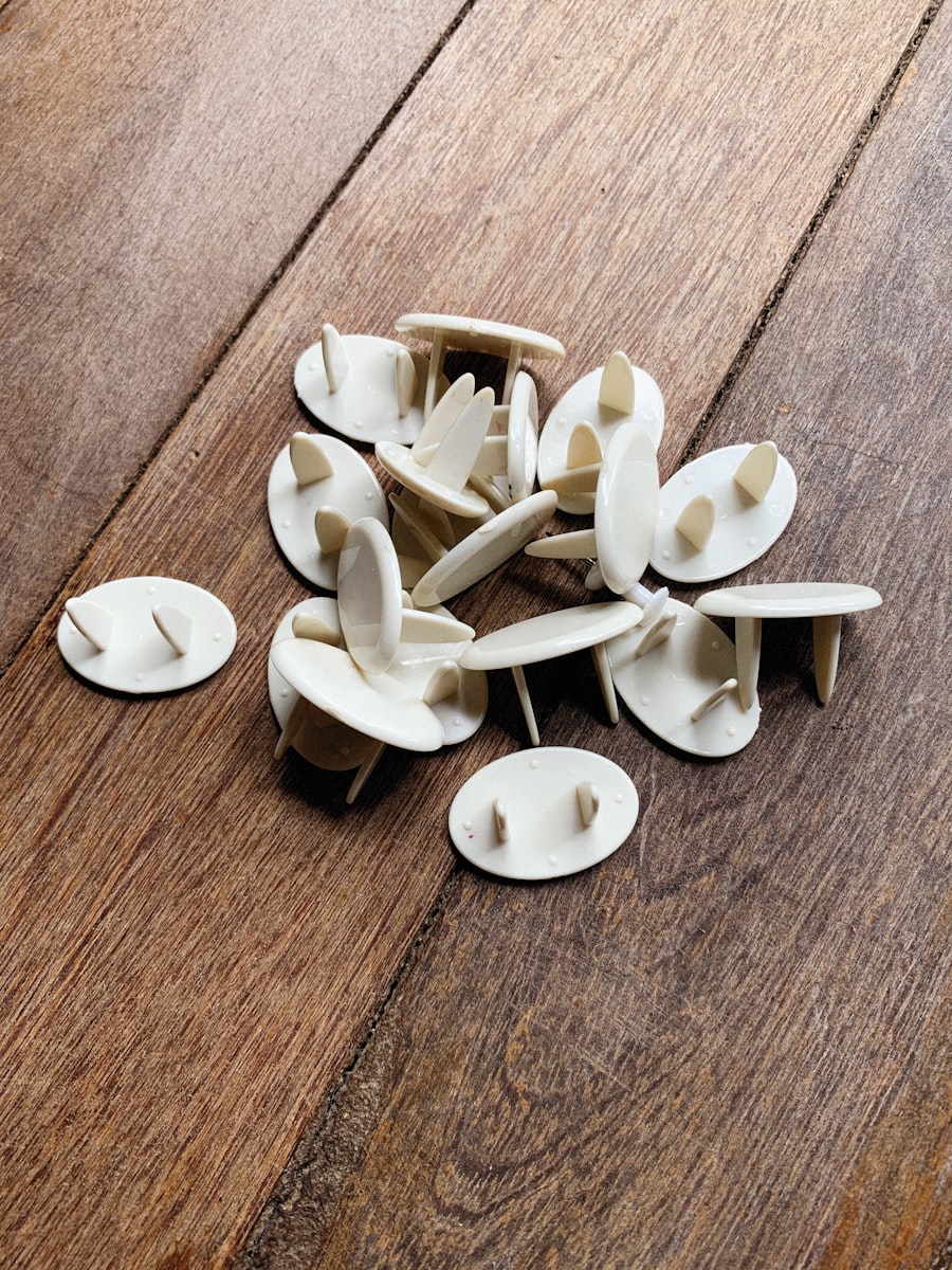 Ahşap yüzeyde beyaz plastik bağlantı elemanları